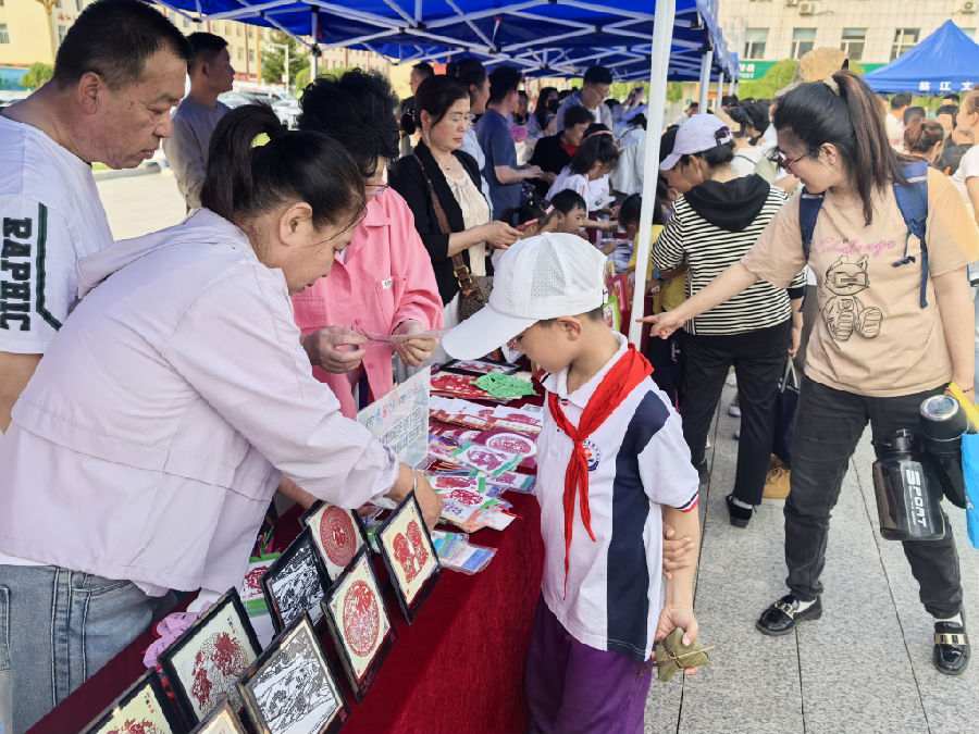 学生在鉴赏剪纸作品（刘嘉颖 摄）