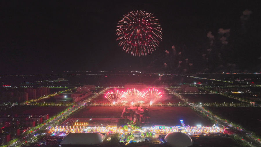 烟花映照下的“乌兰察布之夜”（季蒙达 摄）