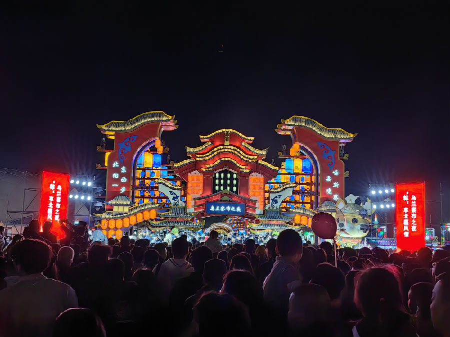 “乌兰察布之夜”街区入口景观（宫立灵 摄）