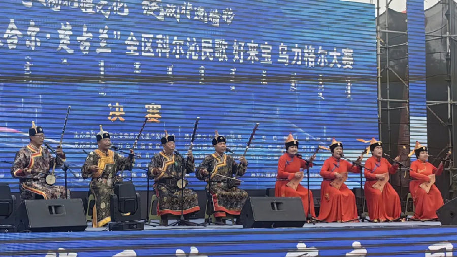 科尔沁民歌、好来宝、乌力格尔决赛现场。（孙路 摄）