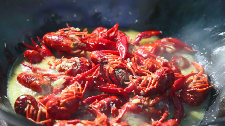 小龙虾，夏季美食里的“顶流”（宋博 摄）