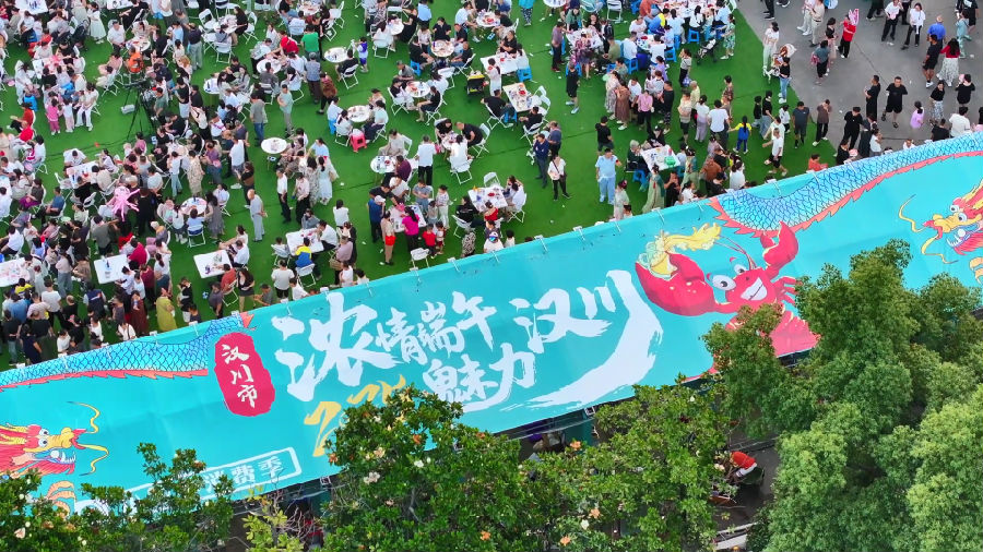 5月30日，“汉川市2025年庆端午赛龙舟暨小龙虾消费季活动”启幕（宋博 摄）