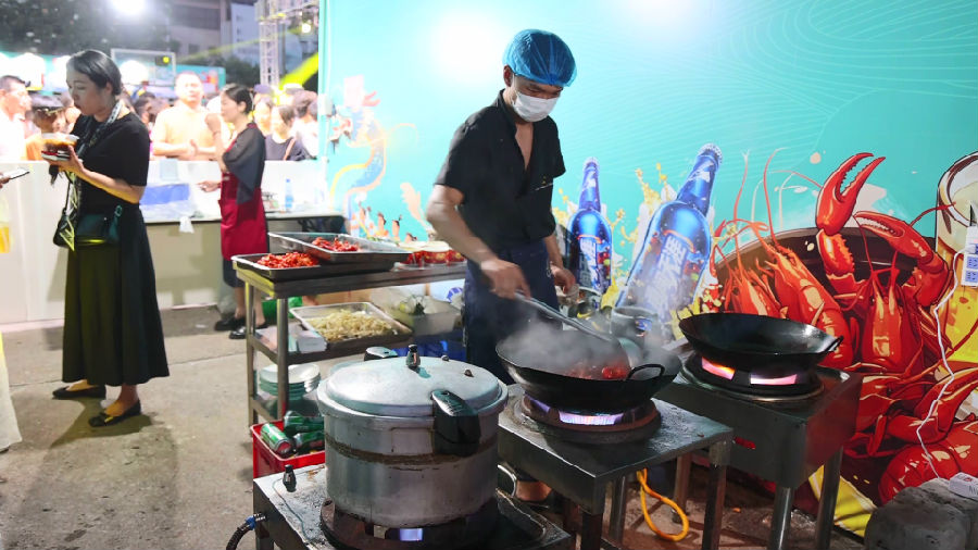 商家热锅现做各具特色的龙虾美食（宋博 摄）