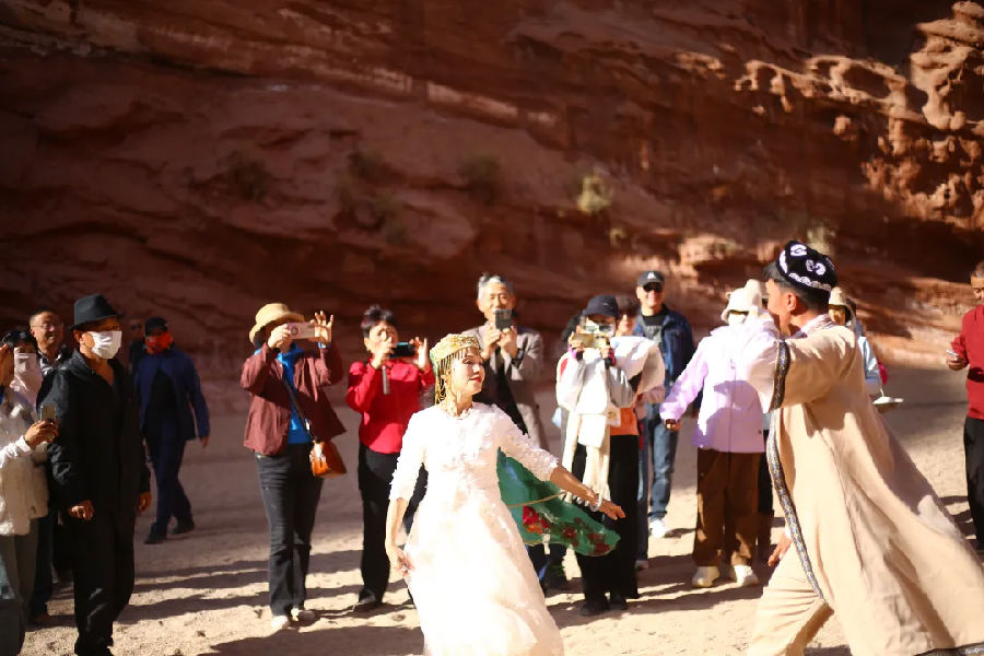 游客在天山托木尔景区大峡谷游玩（罗昭 摄）