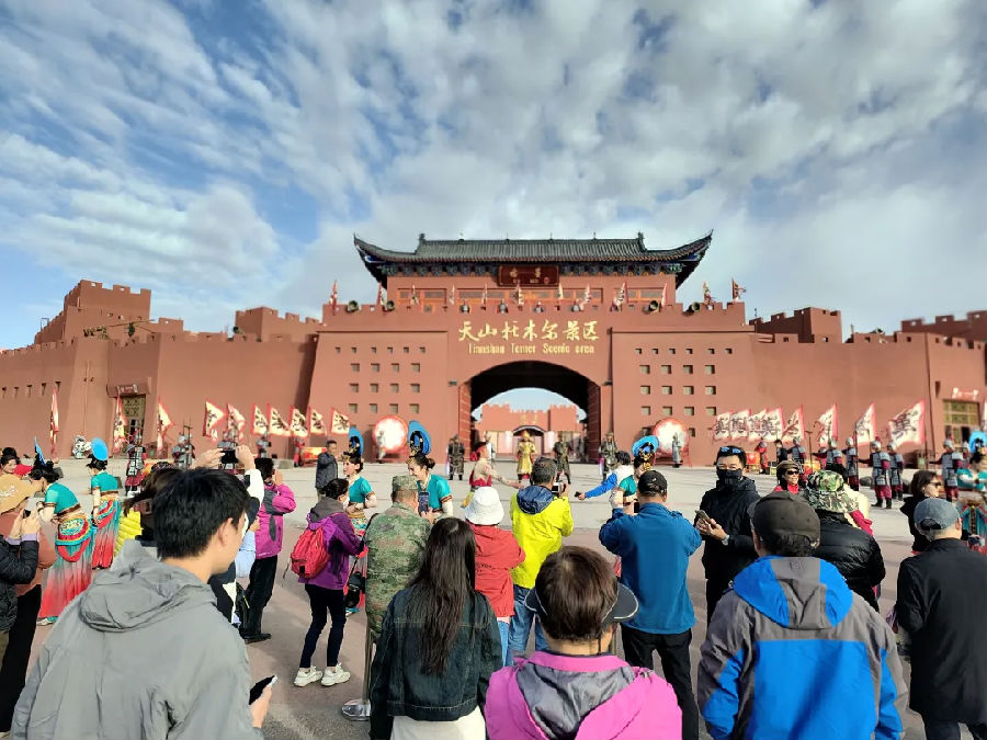 游客在天山托木尔景区大峡谷游客服务中心观看开城仪式表演（罗昭 摄）