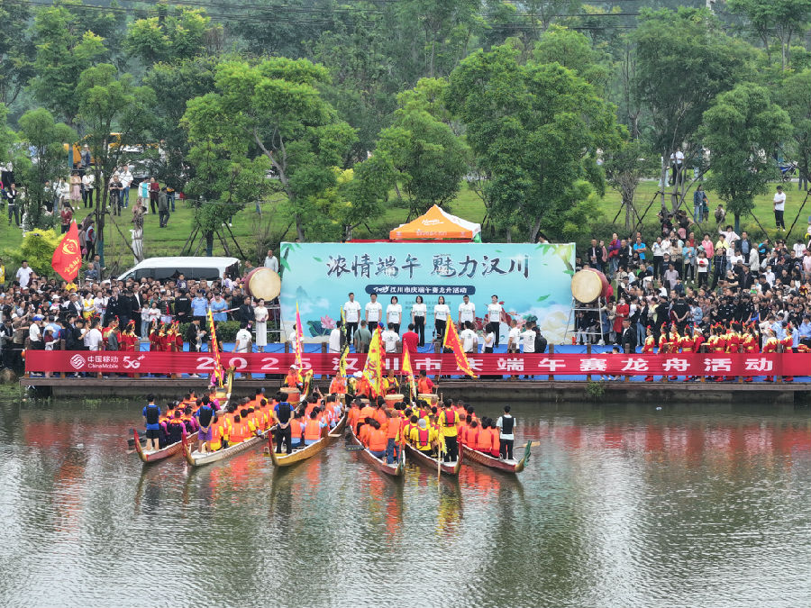 6月2日，汉川市庆端午赛龙舟活动在涵闸河举行（宋博 摄）