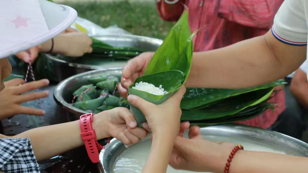 粽子制作（王菲菲  摄）