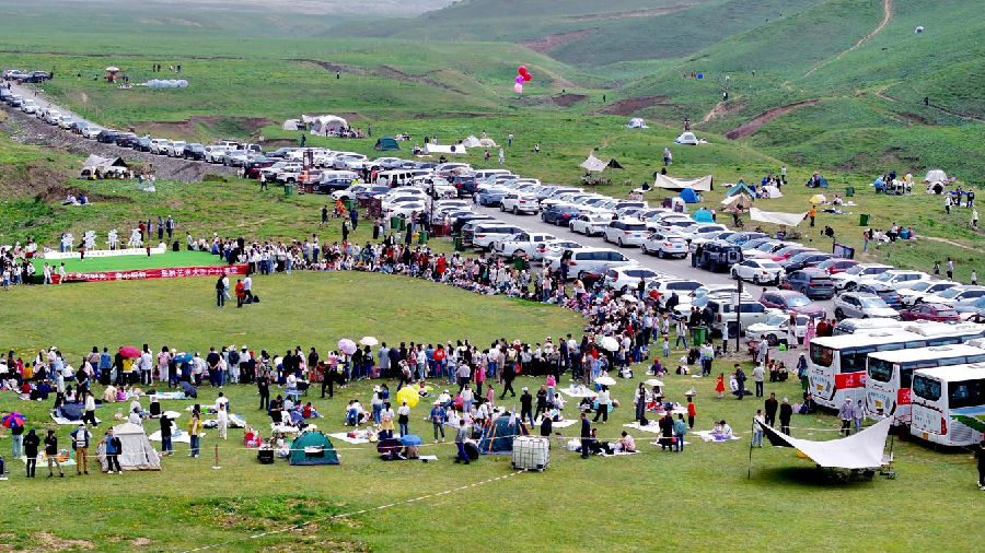 游客在天山托木尔景区塔村游玩（罗昭 摄）