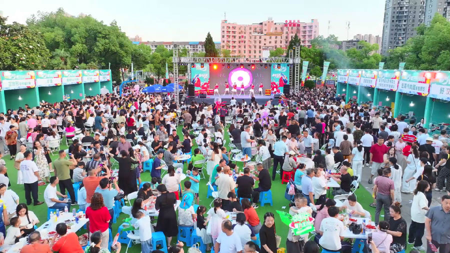 万人小龙虾宴庆端午（宋博 摄）