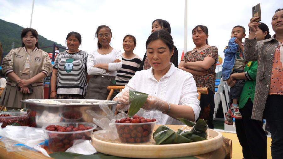 市民亲手包粽子（鄢怀林  摄）