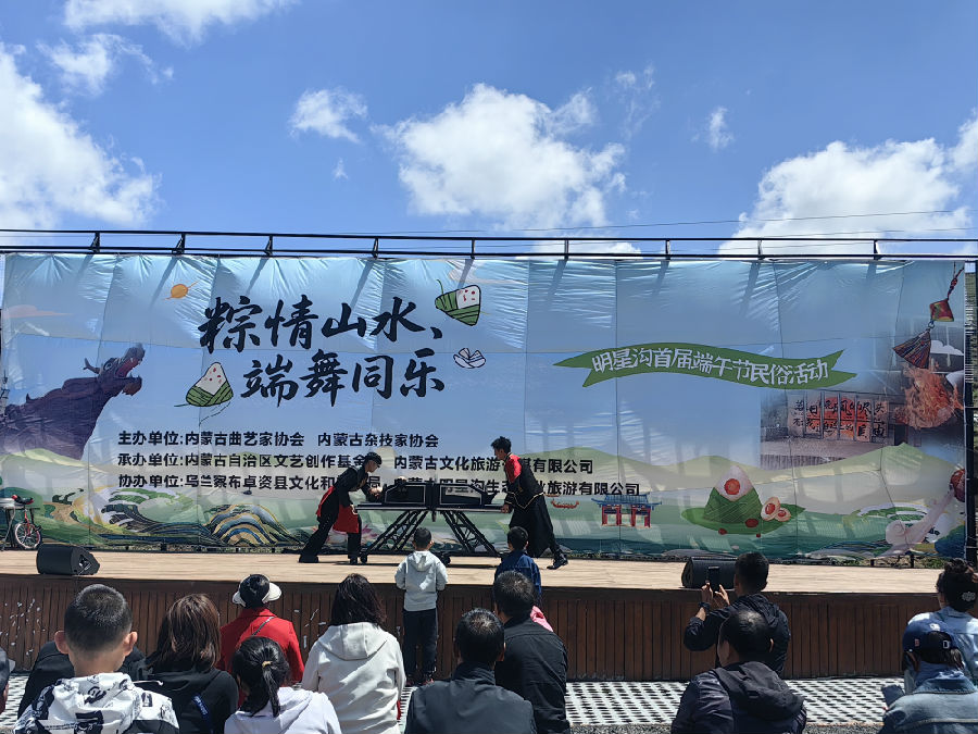 活动现场魔术表演(宫立灵 摄) 活动现场魔术表演(宫立灵 摄)