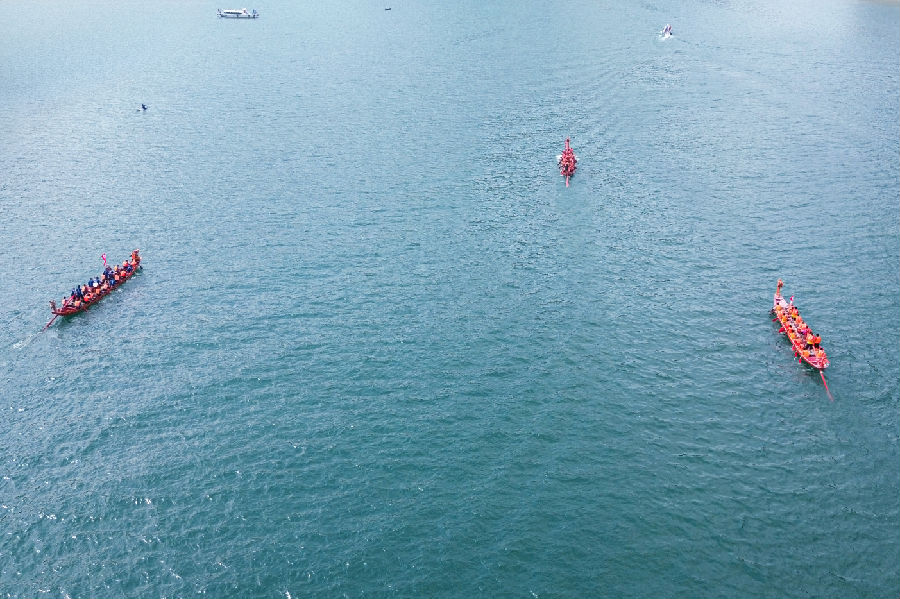 鄂陕两地群众在汉江开展龙船民俗文化展演（王洁洁 摄）