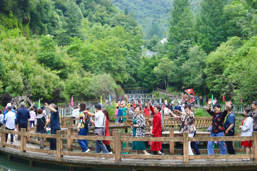 游客畅游羊尾镇龙潭河景区（郧宣文 摄）