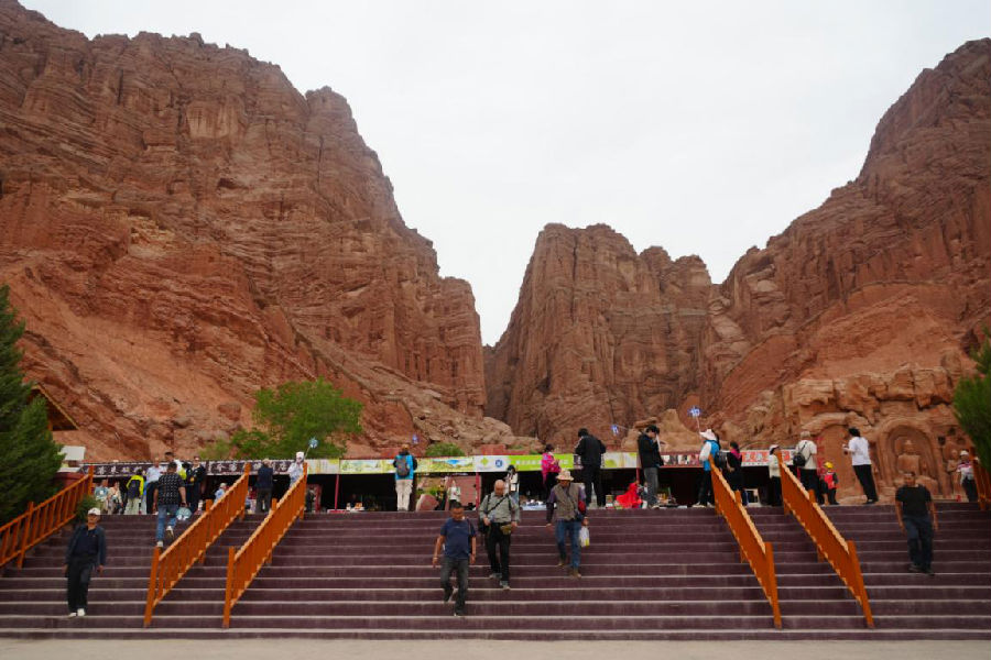 游客在天山神秘大峡谷游玩　（王红丽 摄）