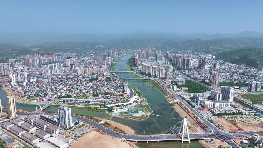 美丽的成县县城（李峙江 摄）