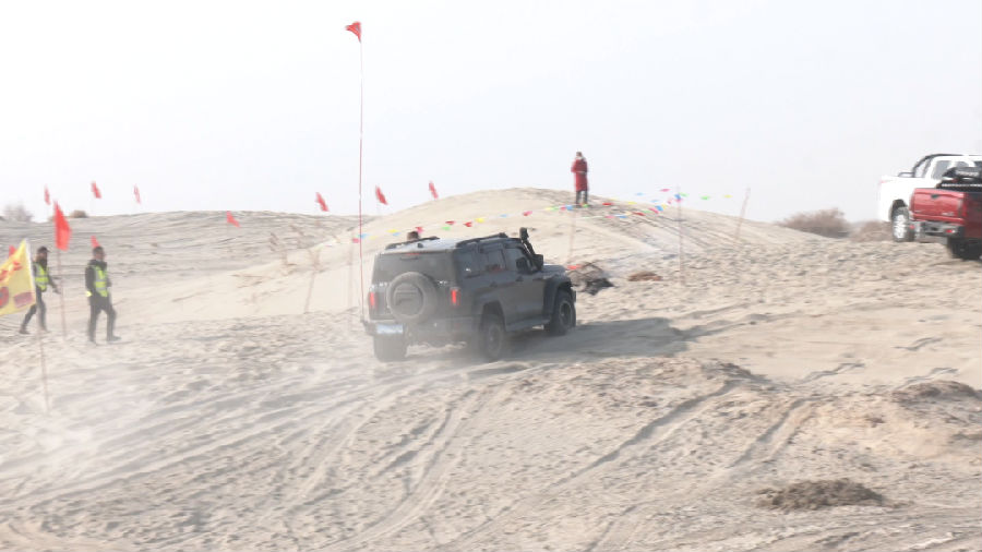 选手正在适应跑道、赛前试车（张鸿 摄）