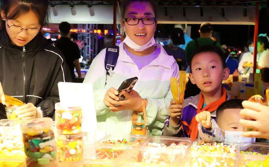 市民品尝美食(白洁 摄) 市民品尝美食(白洁 摄)