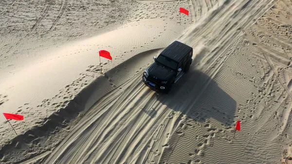 选手正在适应跑道、赛前试车（张鸿 摄）