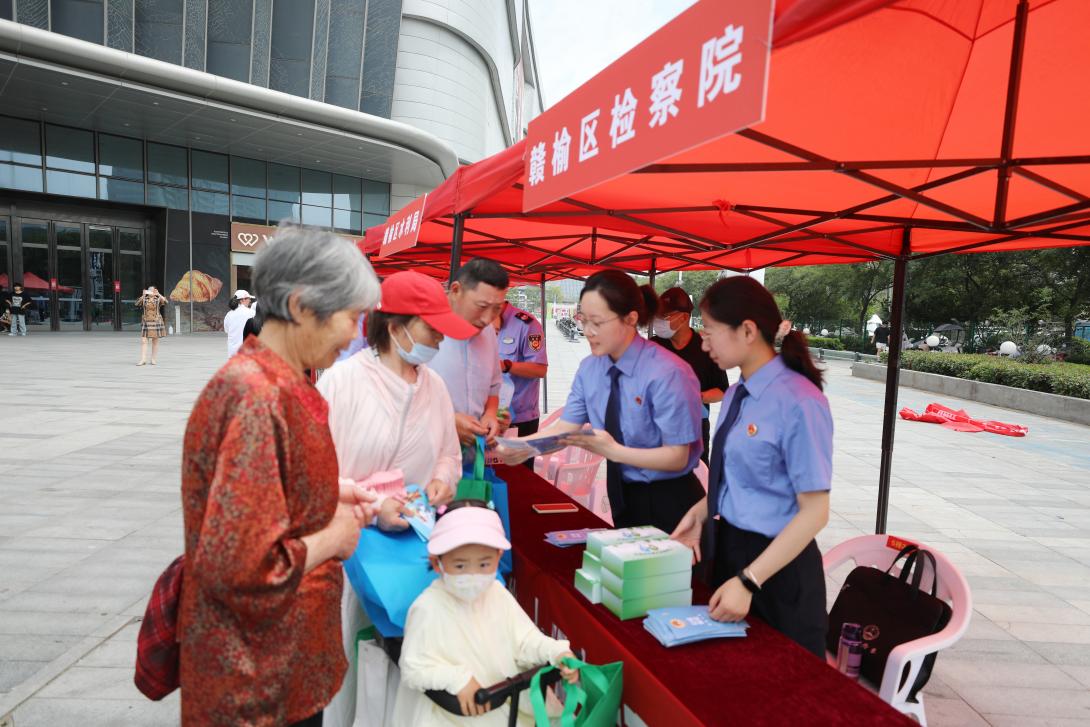 部门联动宣传（姚绍庄 摄）