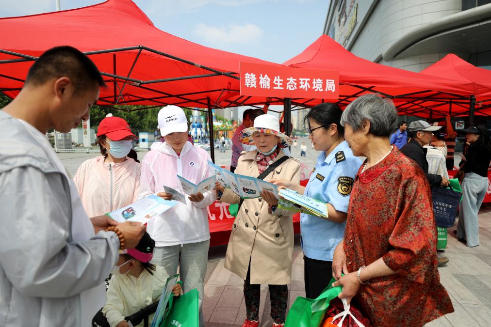 散发宣传单（姚绍庄 摄）