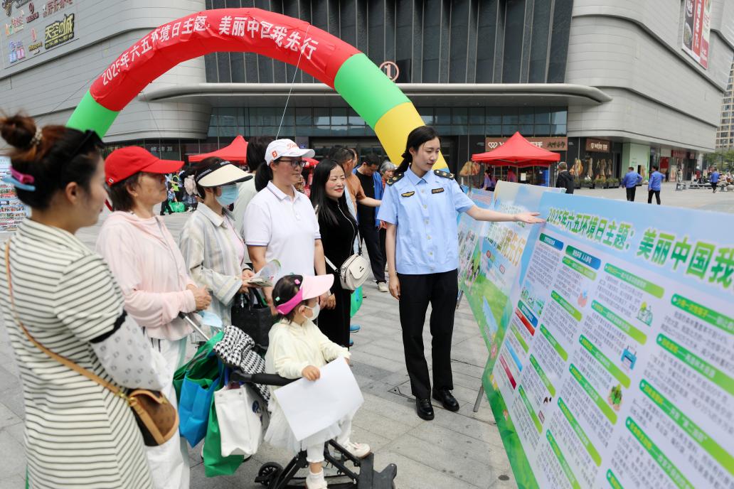 环保展板宣传（姚绍庄摄）