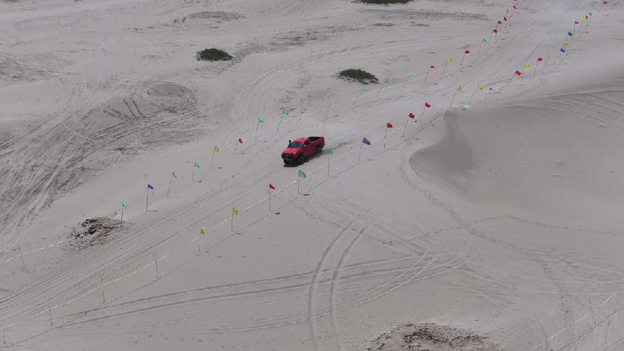 图为在沙漠里激烈开跑的赛车。（艾力·牙生 摄）