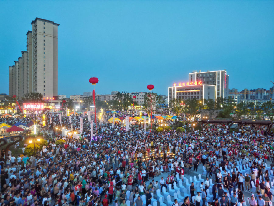 固镇伏羊节游人如织（凌义乐 摄）