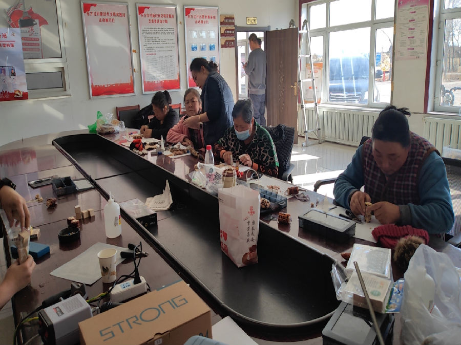 东方红村民在村党支部学习制作文玩玉米（张健 摄）