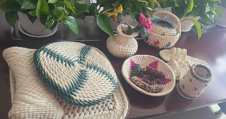 东方红村民制作的玉米叶编织工艺品（张健 摄）