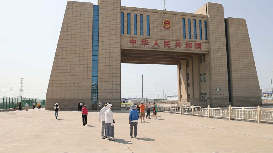 游客在国门景区参观（格日乐图 摄）