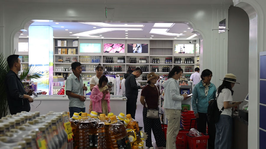 游客在进口商品购物中心购物（格日乐图 摄）