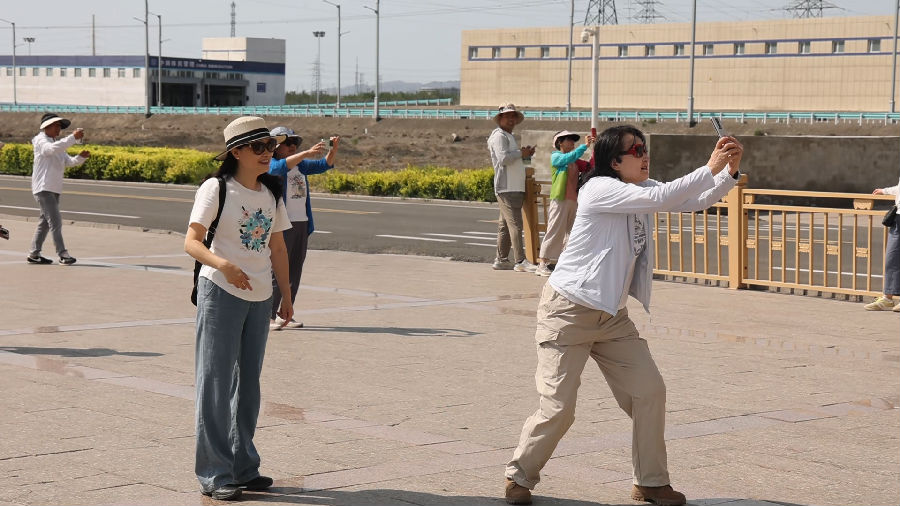 游客在国门景区拍照打卡（格日乐图 摄）