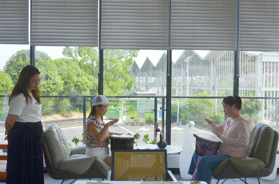 文艺青年正在演奏非洲鼓（易荣波 摄）