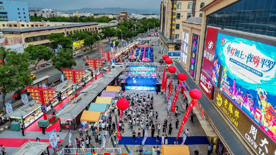 夜间经济吸引消费者（白洁 摄）