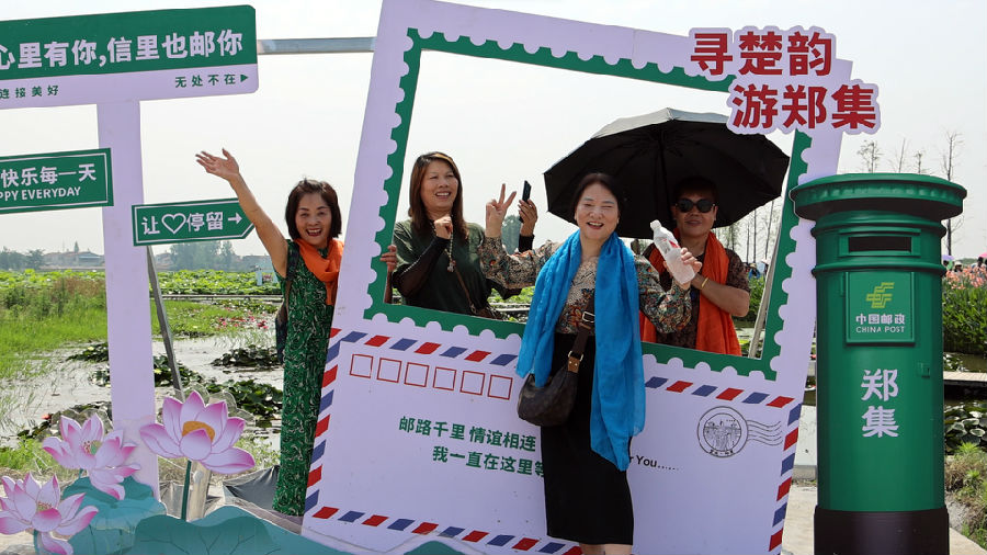 游客前来打卡拍照（邵李研华 摄）