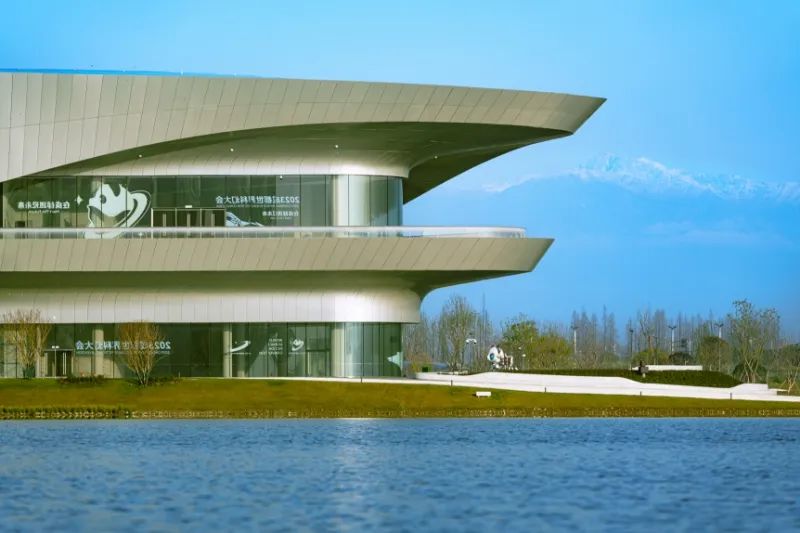 “科幻与雪山共舞”的景象（邓虹  摄）