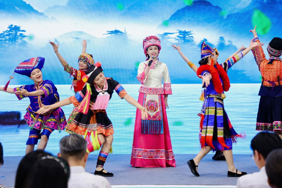 广西歌舞剧院歌手银悦西带来根据国家级非遗仫佬族古歌改编创作的歌曲《古歌悠悠声连声》（宋嘉颖 摄）