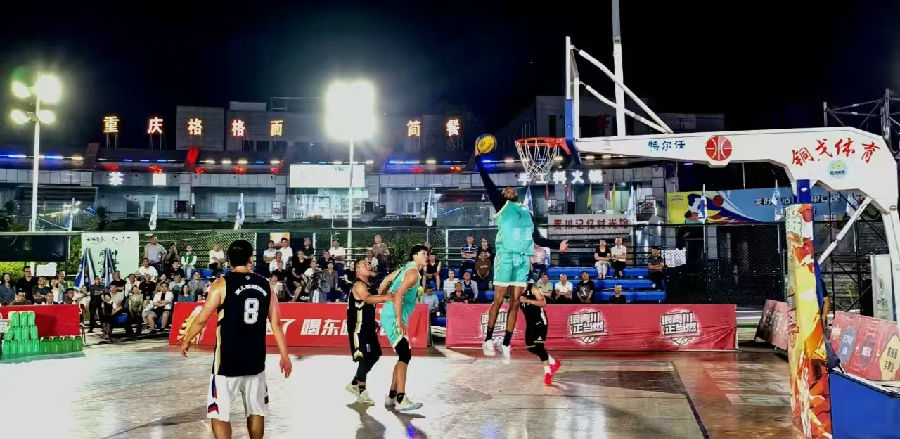 青川三人“坝坝篮球”（戚原  摄）