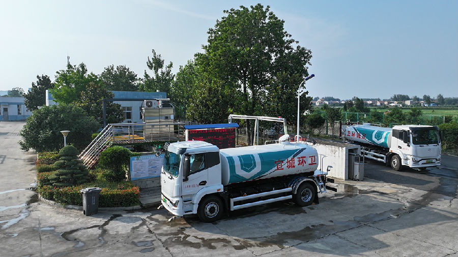 &nbsp;图为宜城环卫洒水车（李勤 摄）