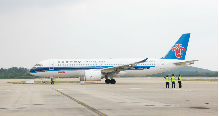C919飞机在郑州新郑国际机场准备起飞（杨现利 摄）