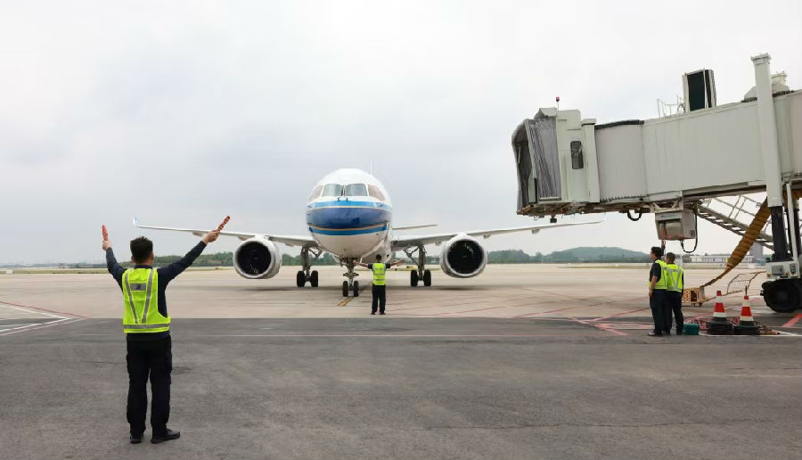 南航C919飞机降落在郑州新郑国际机场（杨现利 摄）