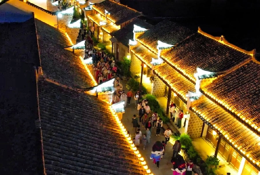 郧西县老北街绿色低碳文化街区华灯初上游人如织（徐军 摄）