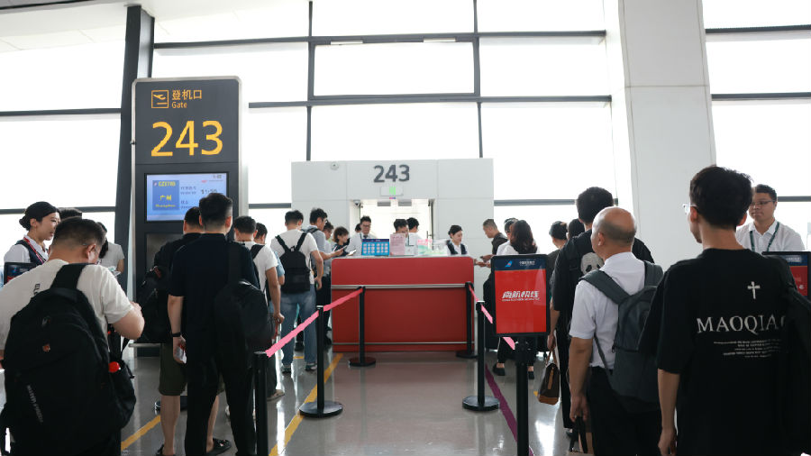 C919首个郑州—广州航班旅客登机（杨现利 摄）