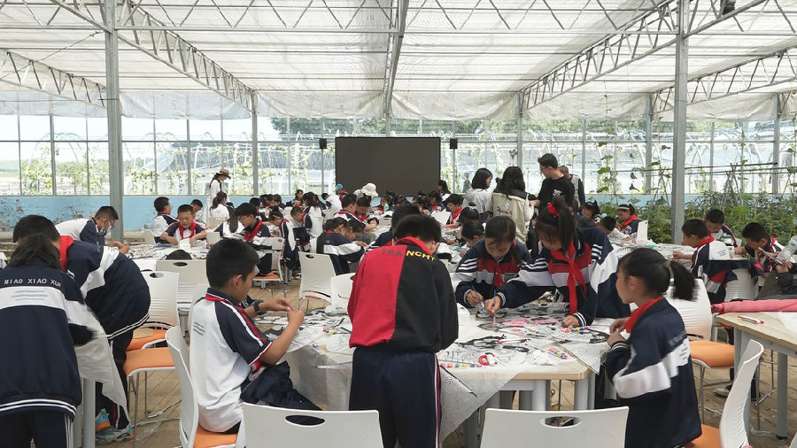 风筝研学制作现场（薛强 摄）