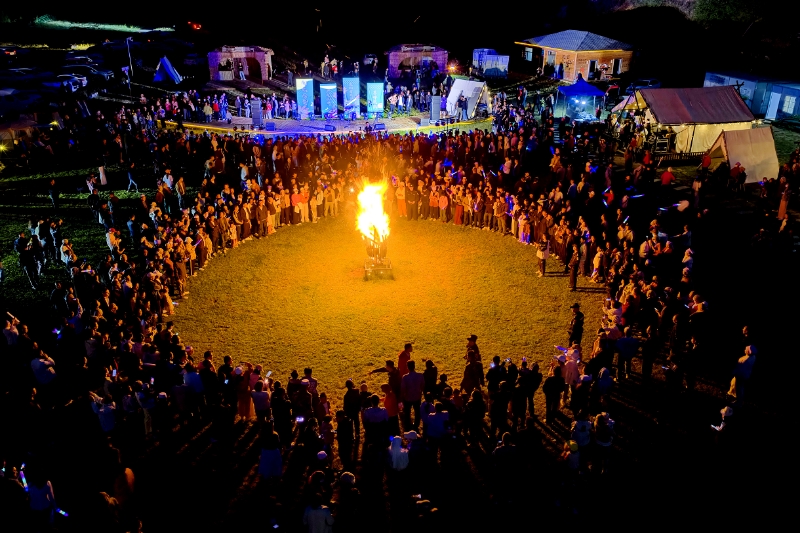 篝火晚会（郭平 摄）