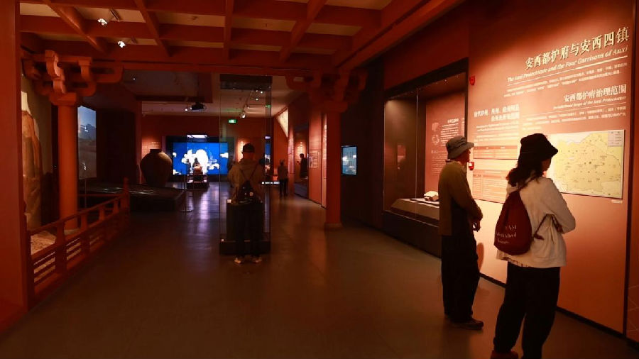 游客在龟兹博物馆参观（克德尔娅·艾买提 摄）