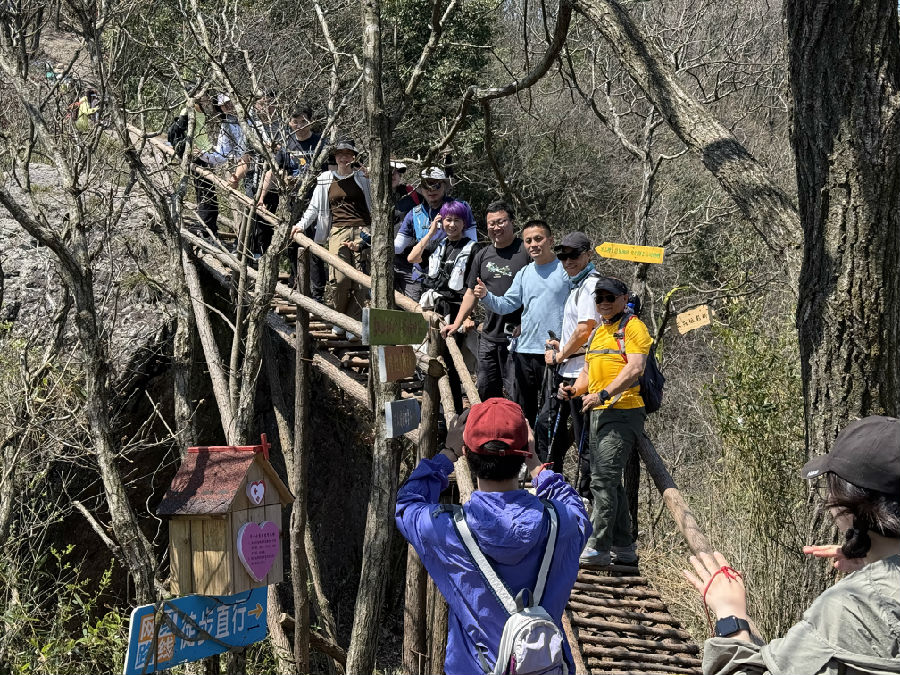 游客在走马岗徒步线路“网红木桥”上合影（郭嘉楠 摄）