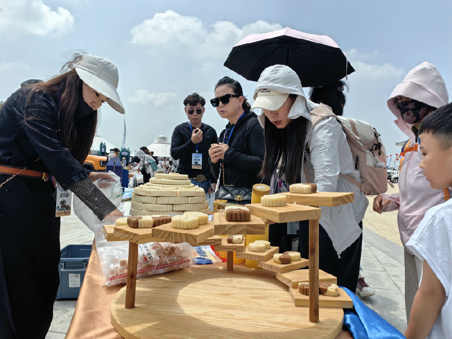 赛事期间每个美食文化体验区游客络绎不绝（宫立灵 摄）