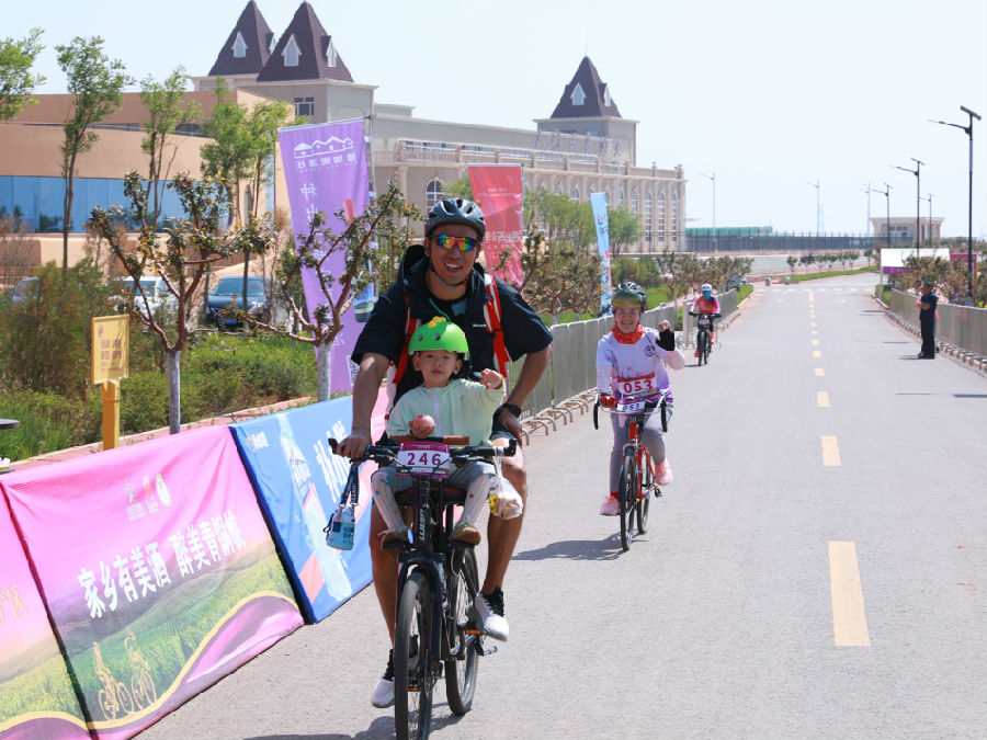 骑手带孩子一起体验&nbsp;闫萍摄&nbsp;