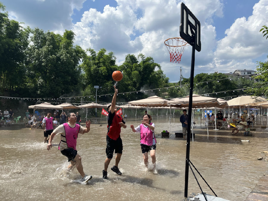 赛场拼搏(郑敏 摄) 赛场拼搏(郑敏 摄)